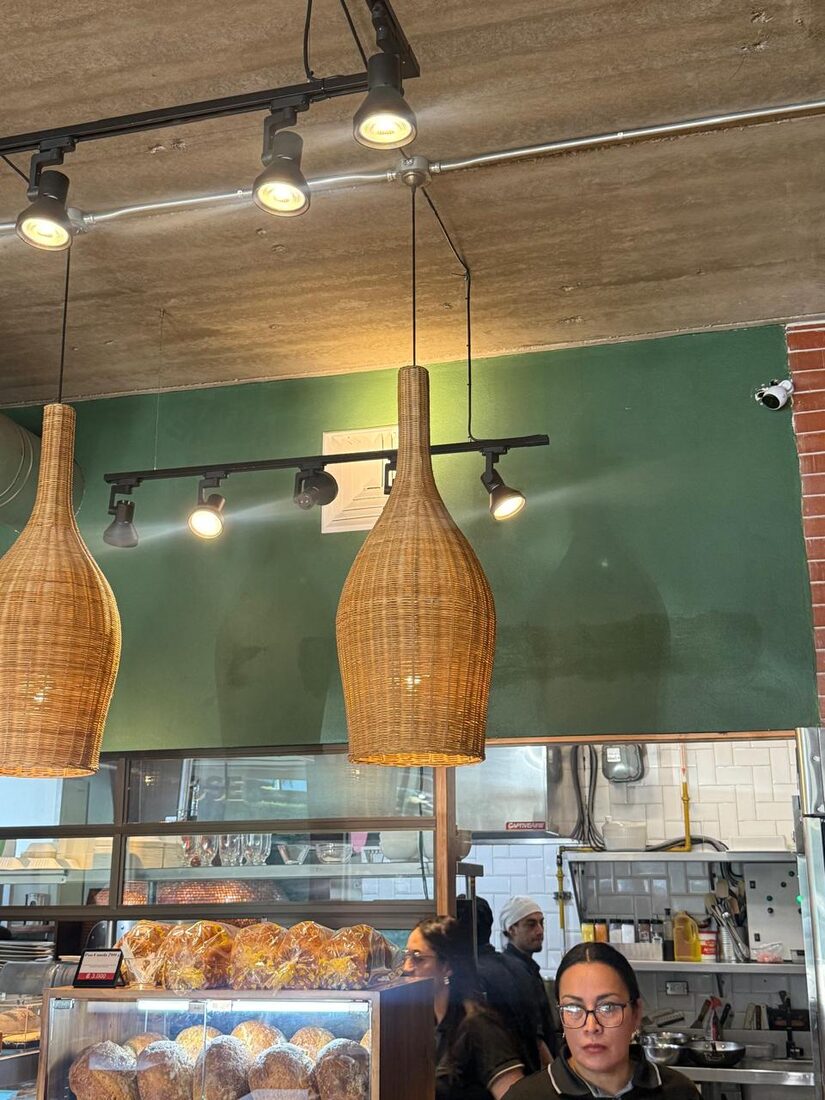 Iluminación pendant y de riel con cámara de seguridad en cafetería