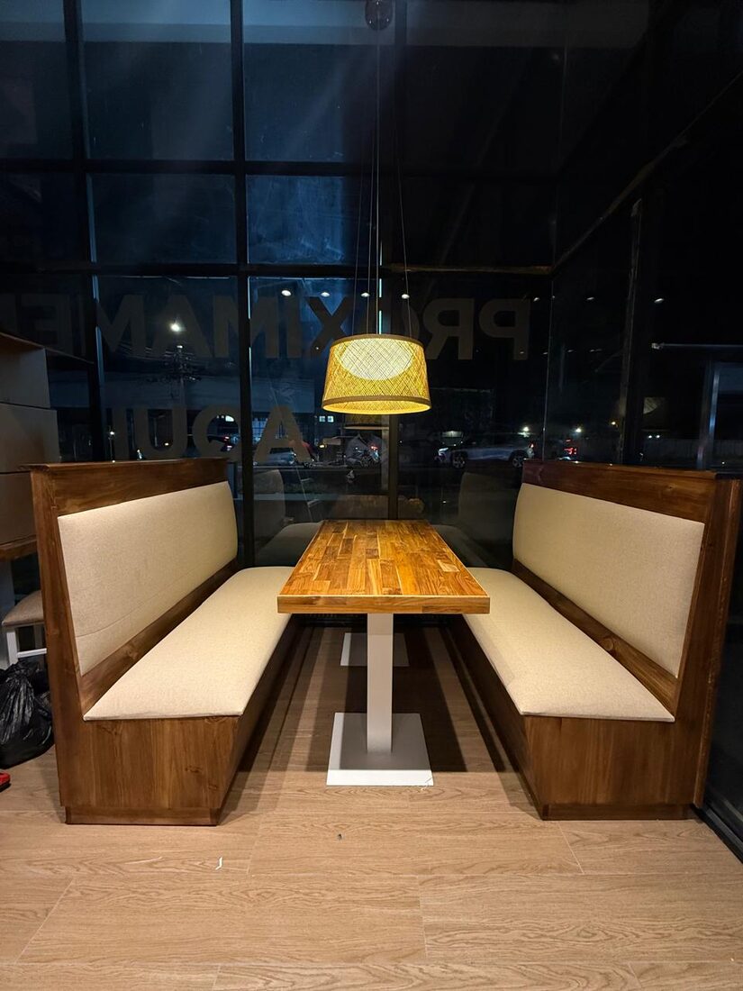 Detalle de lámpara colgante sobre mesa