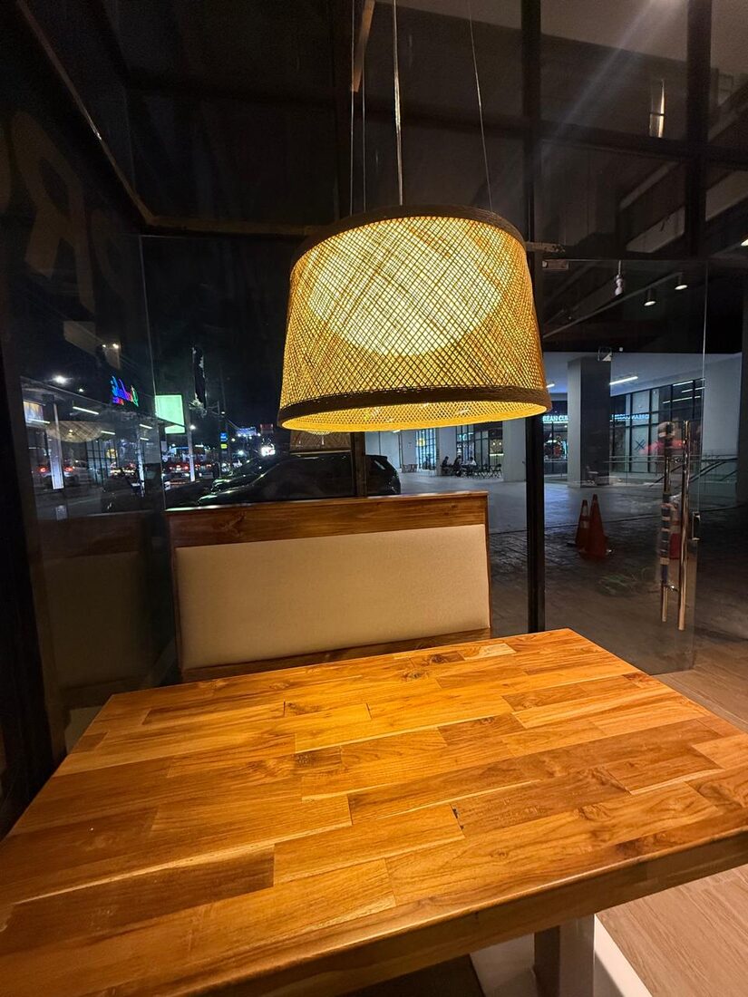 Lámpara colgante encendida en local de noche
