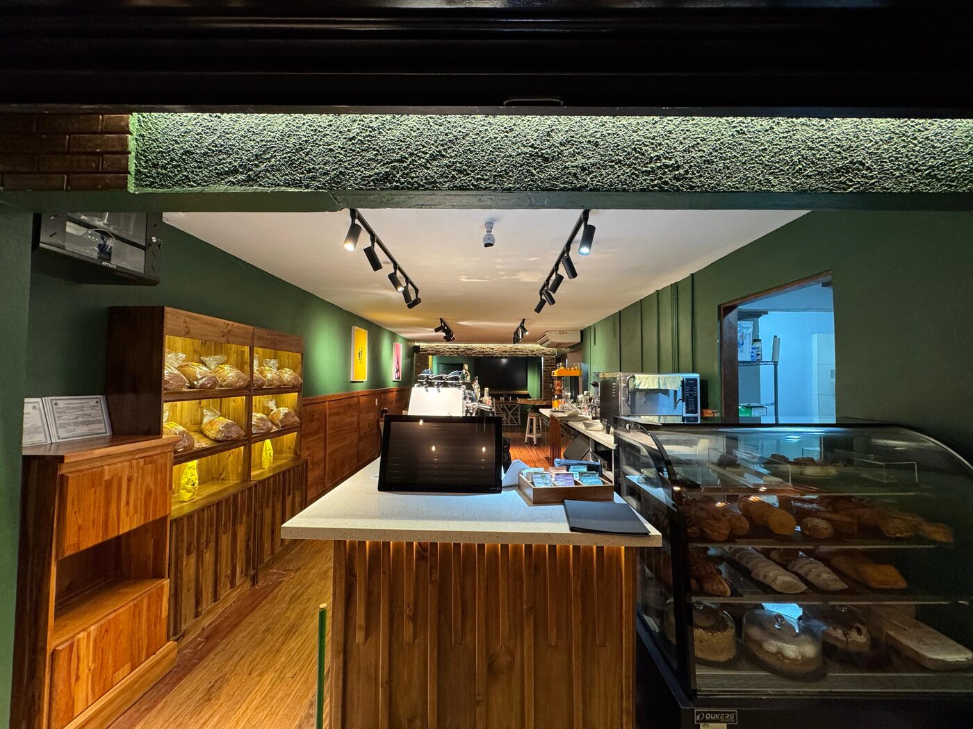 Local comercial con iluminación de riel y cableado de cámaras instalado por Electricem