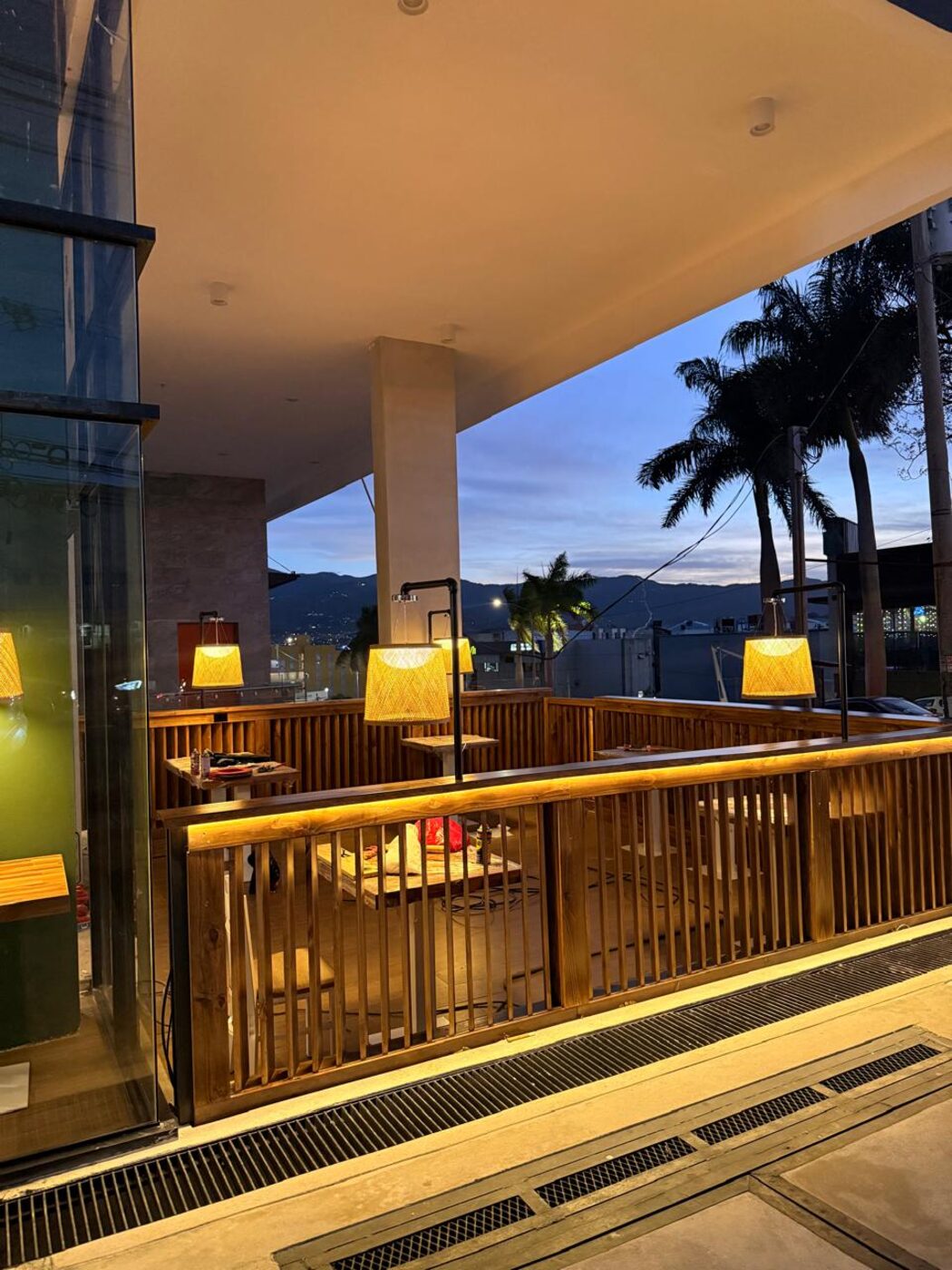 Terraza comercial con iluminación cálida y LED en baranda