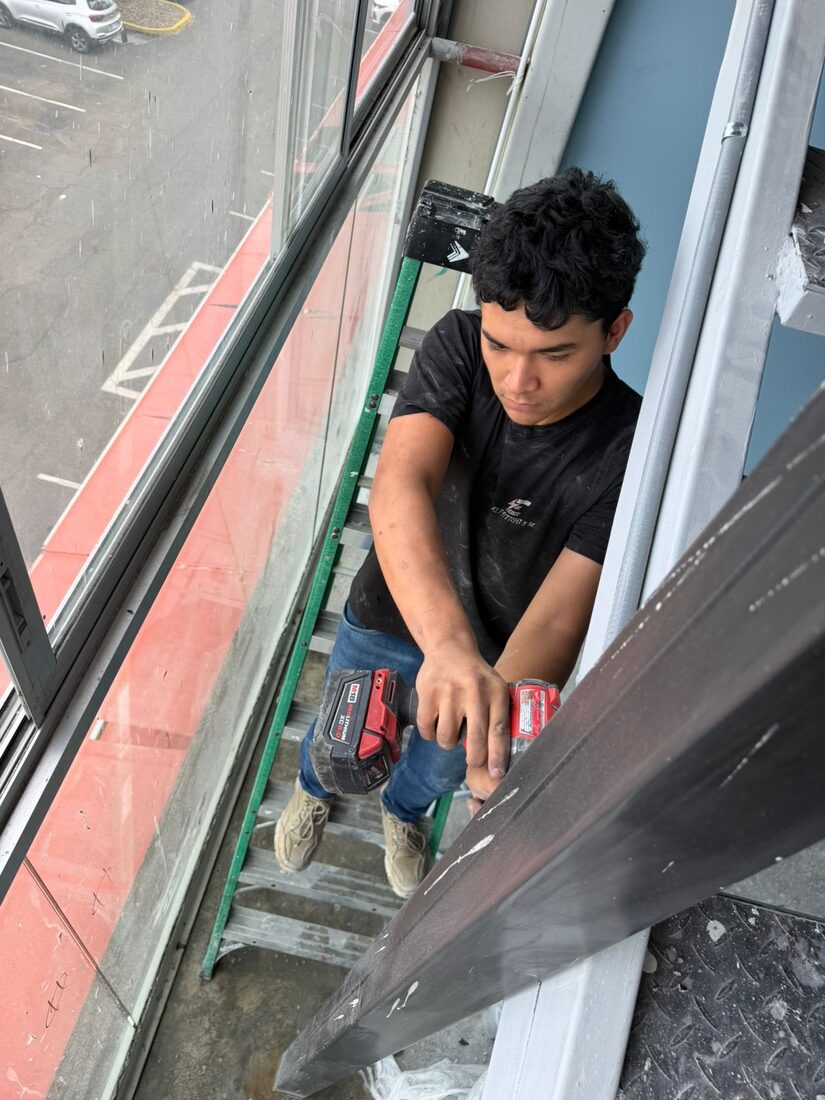 Montaje estructural en fachada de comercio