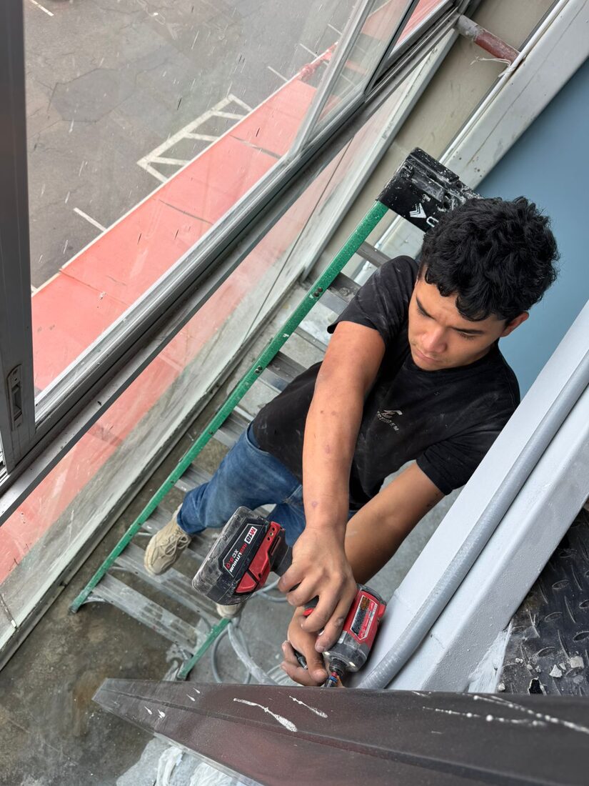 Trabajo en altura sobre escalera para montaje