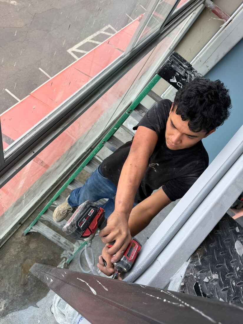 Instalación con herramienta sobre estructura metálica
