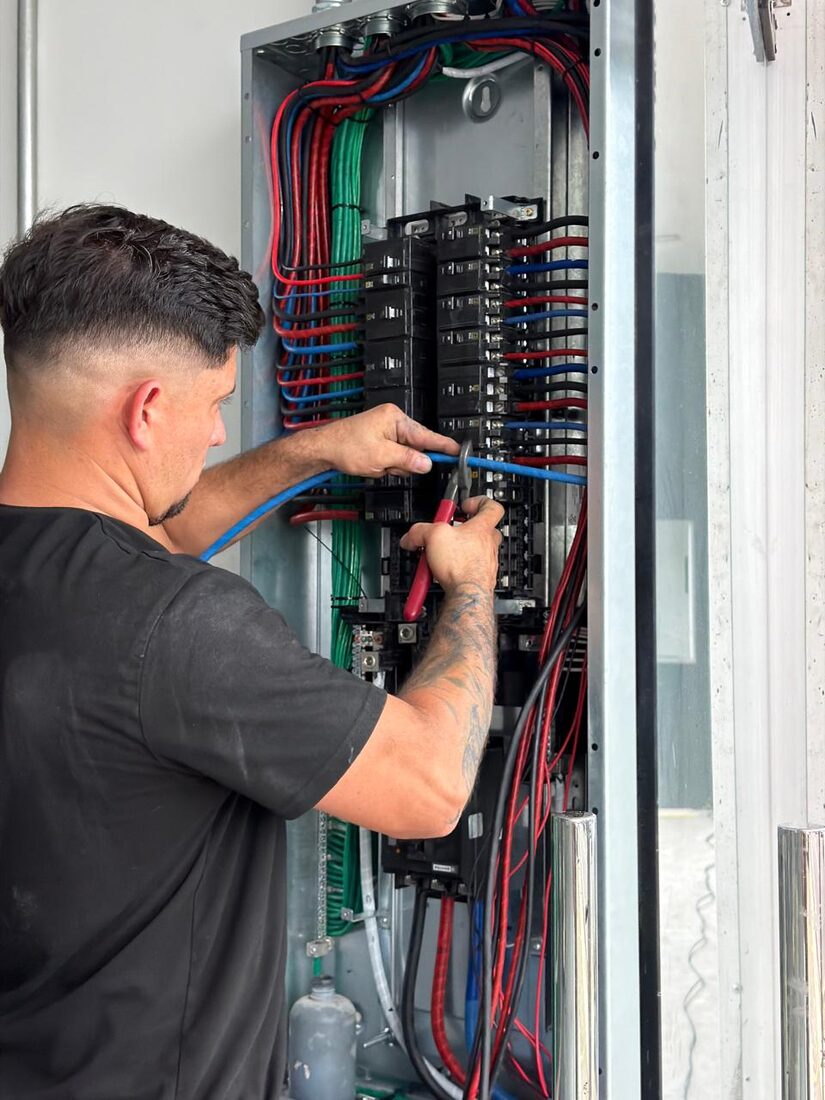 Conexión de cableado en tablero trifásico