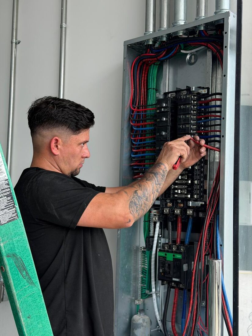 Tablero eléctrico con tubería conduit y cableado ordenado